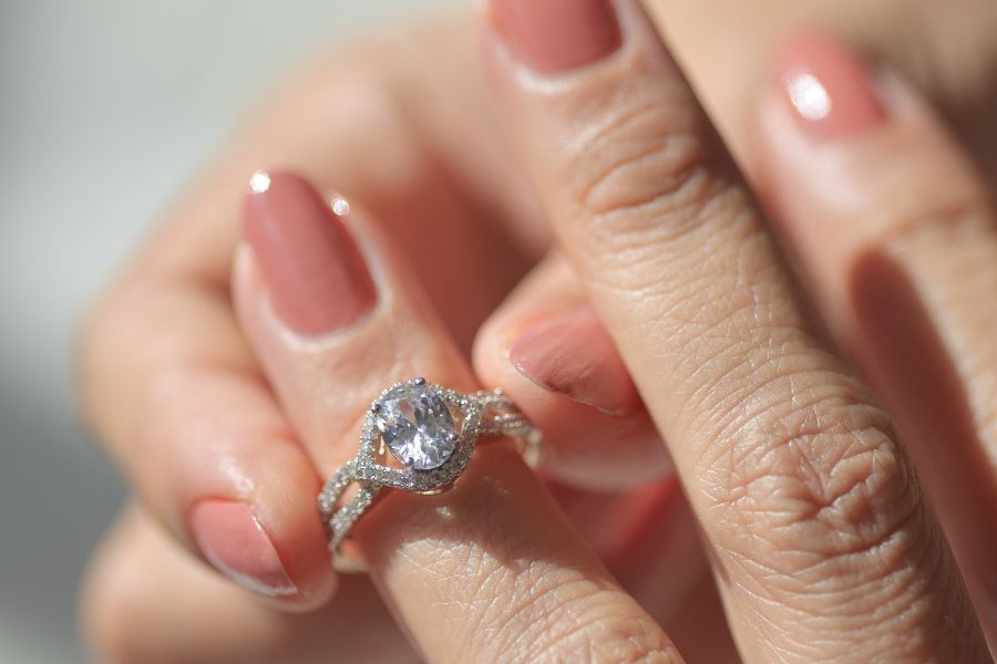 Na co zwrócić uwagę przy wyborze pierścionka zaręczynowego z diamentem?